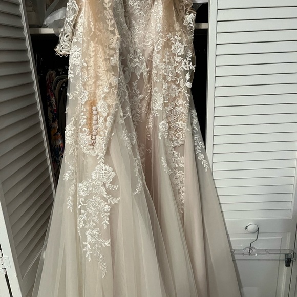 Wedding dress (someone please buy I’m begging) - Picture 6 of 16